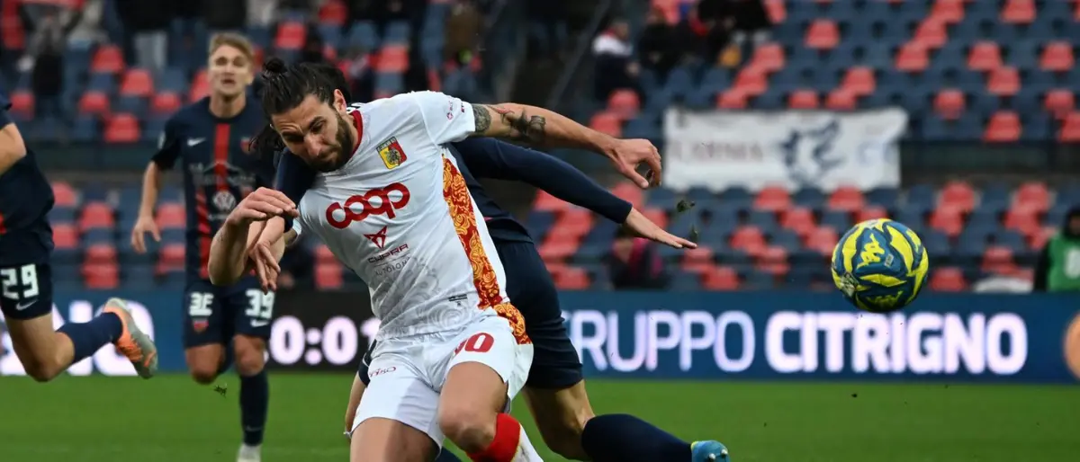 Cosenza, perché il rosso di Caporale contro il Catanzaro è un grave errore arbitrale