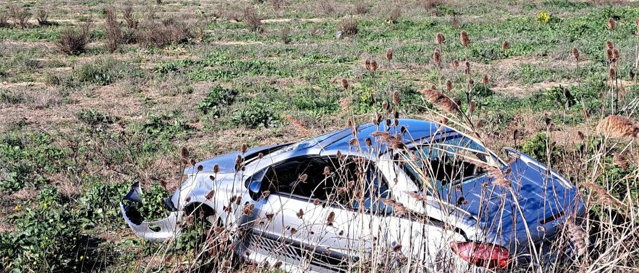 Auto senza targa fuori strada: mistero nella zona Brillia a Corigliano Rossano