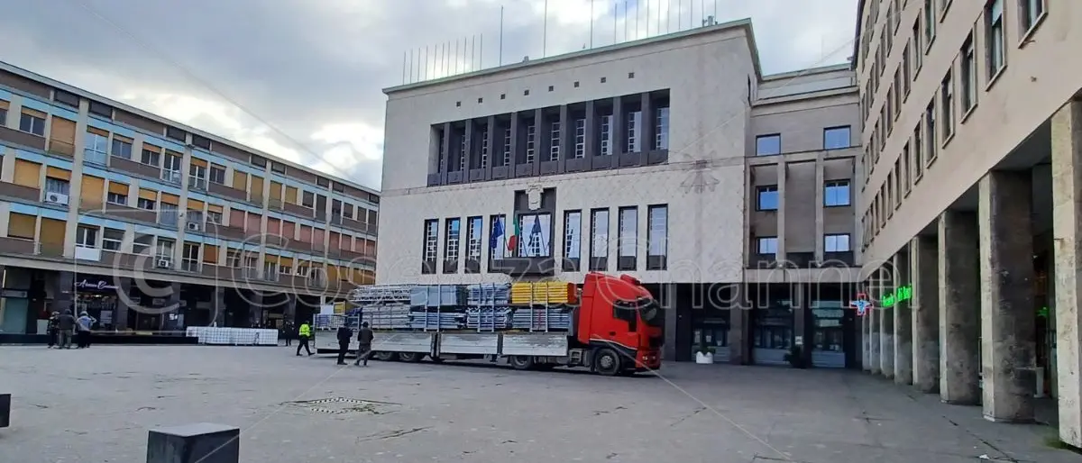 Achille Lauro in concerto a Cosenza, palco pronto per essere montato in piazza dei Bruzi