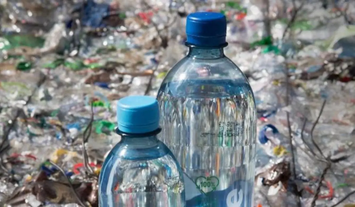 Bottiglie di plastica, dal 2025 obbligo del 25% di materiale riciclato