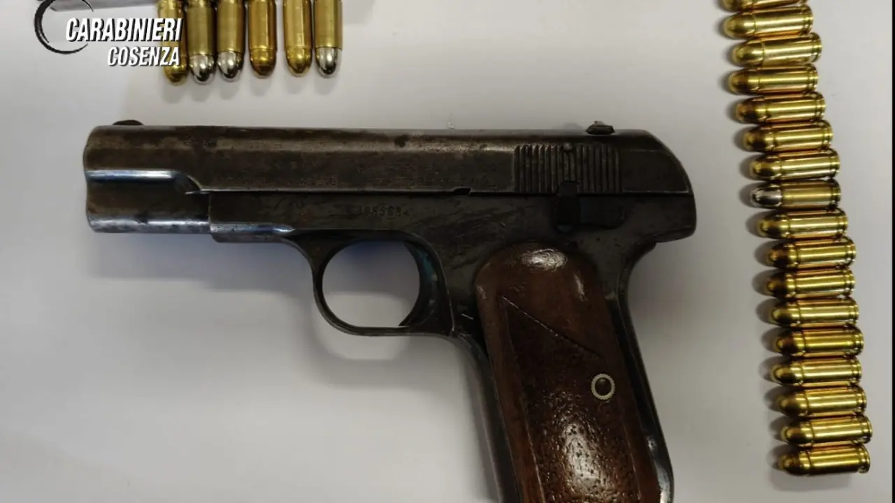 Controlli dei Carabinieri, due persone arrestate per spaccio: trovata anche un'arma