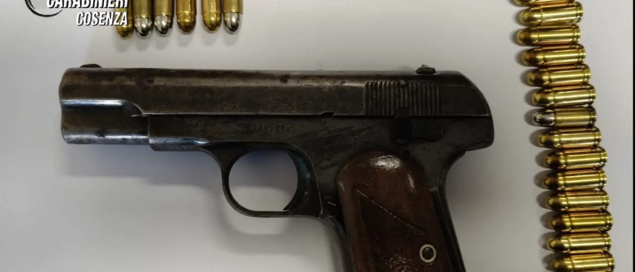 Controlli dei Carabinieri, due persone arrestate per spaccio: trovata anche un'arma