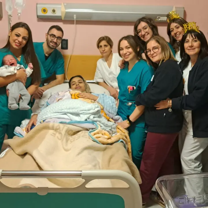Cosenza festeggia il primo bimbo nato in città a mezzanotte in punto