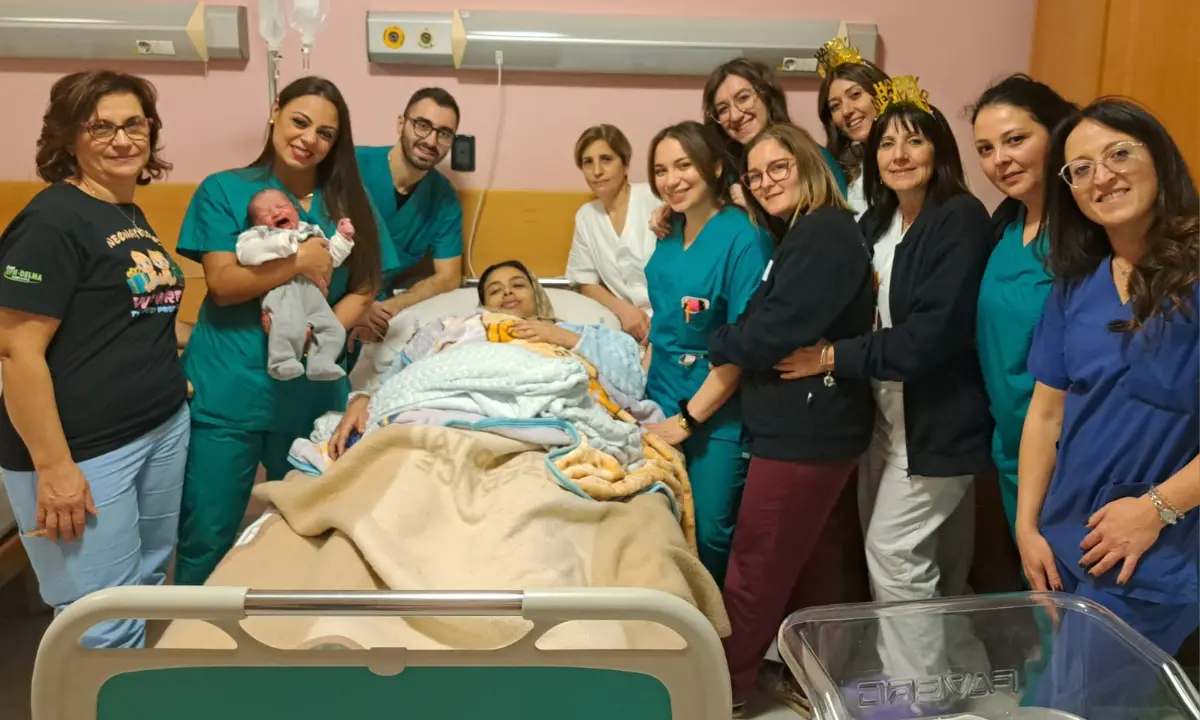 Cosenza festeggia il primo bimbo nato in città a mezzanotte in punto