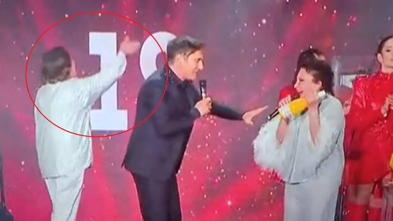 \"Teste di...\" l'inaspettato fuorionda in diretta al Capodanno Rai. Ecco cos'è successo - VIDEO