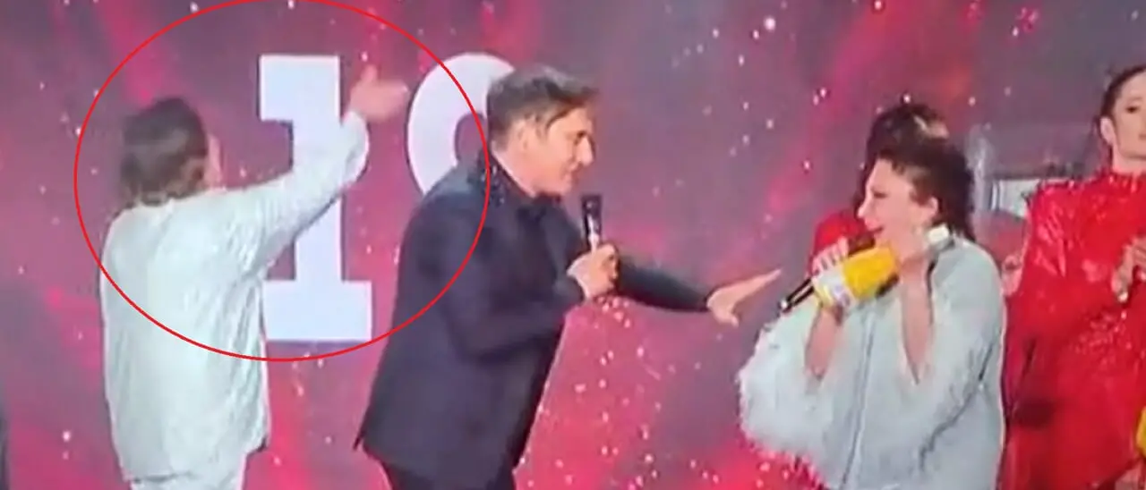 \"Teste di...\" l'inaspettato fuorionda in diretta al Capodanno Rai. Ecco cos'è successo - VIDEO