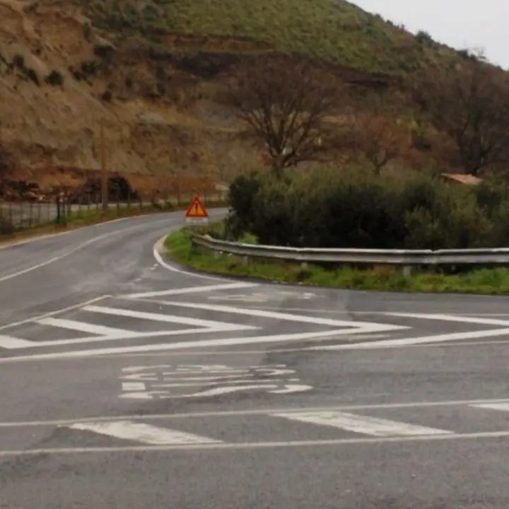 Malvito, auto con a bordo due giovani esce di strada e finisce contro un albero: un ferito grave