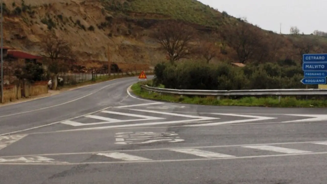 Malvito, auto con a bordo due giovani esce di strada e finisce contro un albero: un ferito grave