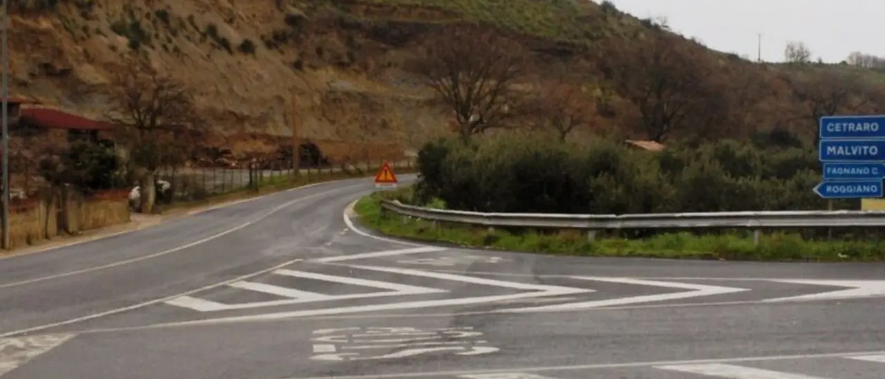 Malvito, auto con a bordo due giovani esce di strada e finisce contro un albero: un ferito grave