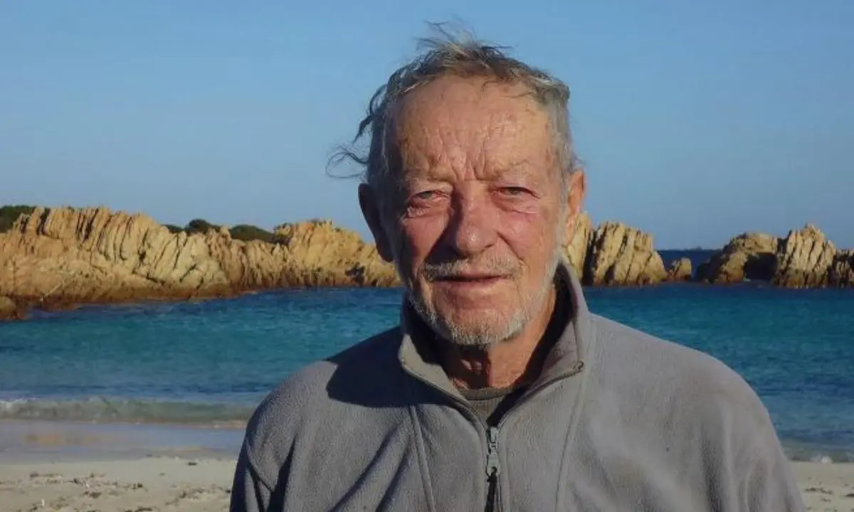 Addio a Mauro Morandi, l’eremita di Budelli che ha custodito l’isola per 32 anni