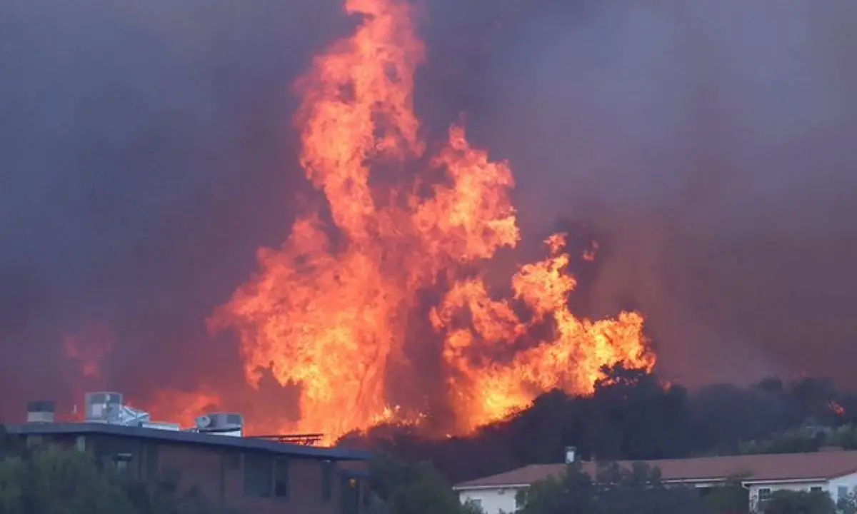 Incendi fuori controllo, a Los Angeles scatta l'ordine di evacuazione