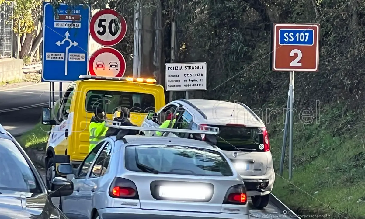 Rende, tamponamento a catena sulla SS 107. Due feriti allo svincolo per Sant'Agostino