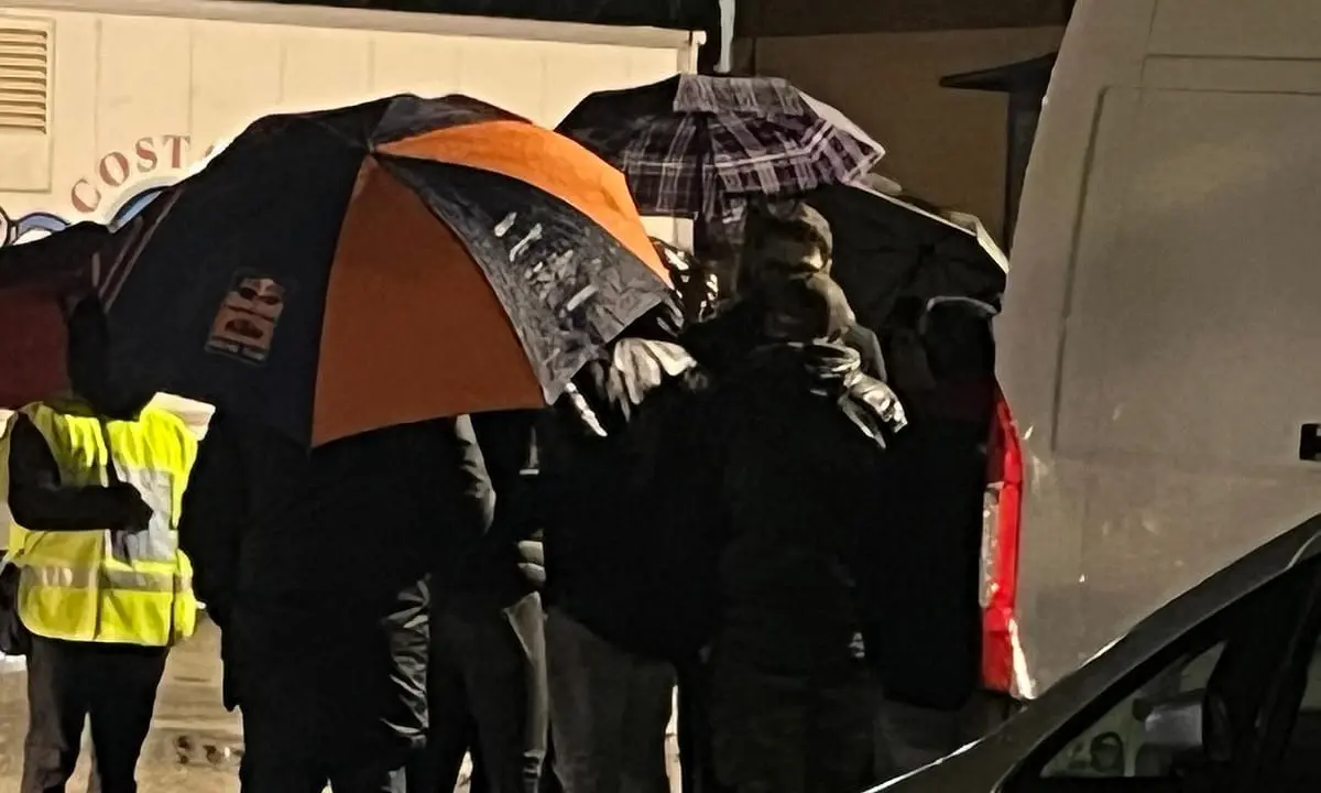 Cosenza, confronto a fine gara tra i tifosi ed il Direttore Delvecchio