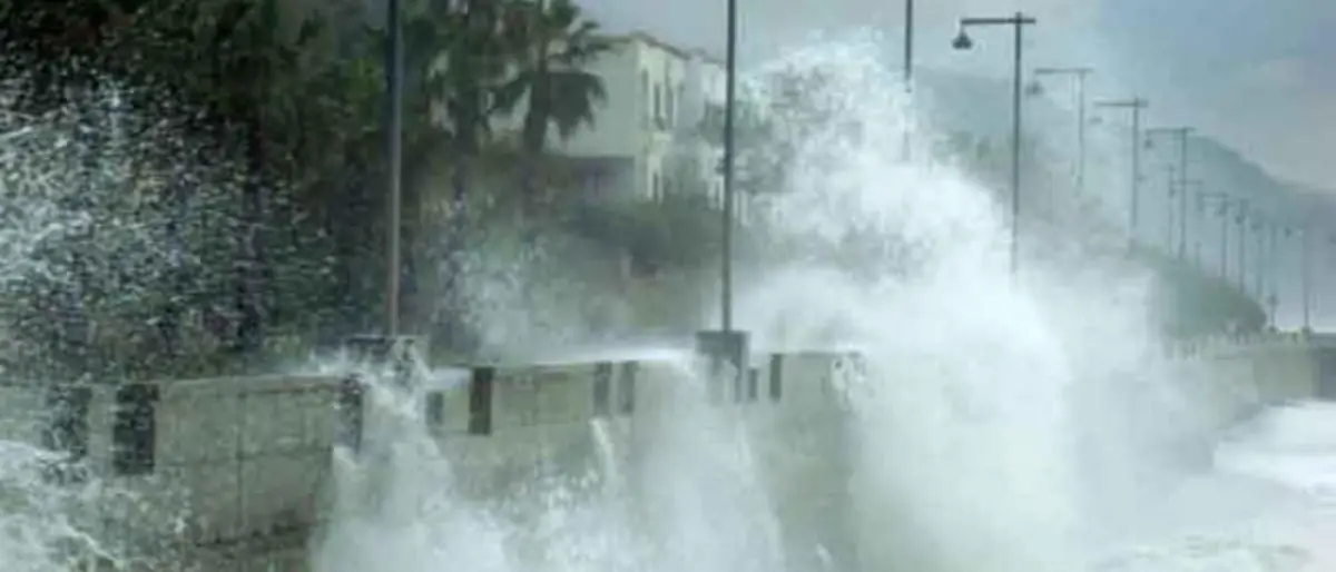 Vento, pioggia e neve mettono a dura prova la provincia di Cosenza, danni nella notte con treni fermi | LIVE