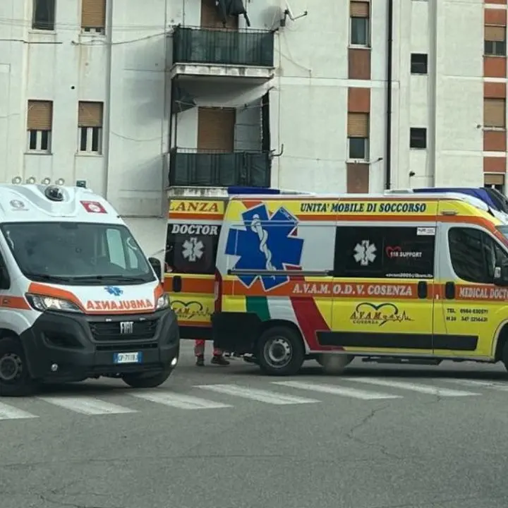 Scontro frontale tra auto a Cosenza, due feriti in via Popilia