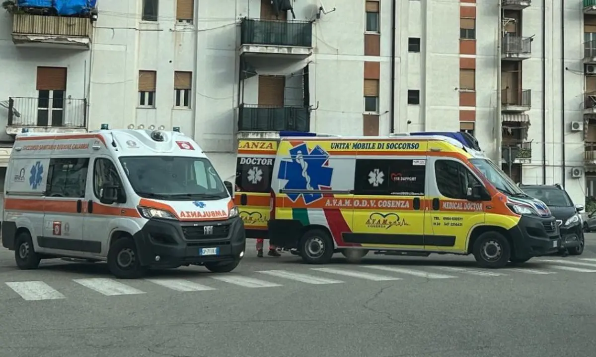 Scontro frontale tra auto a Cosenza, due feriti in via Popilia