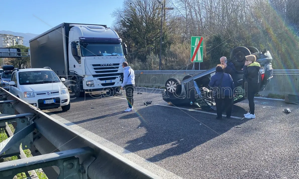 Incidente allo svincolo di Cosenza tra un'auto e un tir. Due persone rimaste ferite