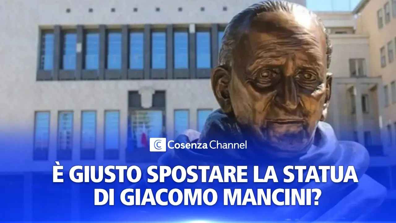 La statua di Giacomo Mancini deve rimanere davanti al Comune di Cosenza? Partecipa al nostro sondaggio