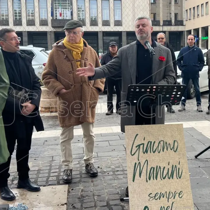 \"La storia non si sfratta\", flash mob contro lo spostamento della statua di Mancini