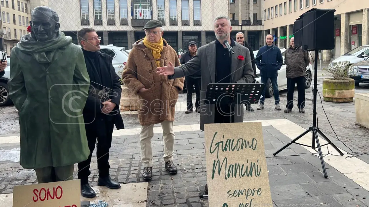 \"La storia non si sfratta\", flash mob contro lo spostamento della statua di Mancini
