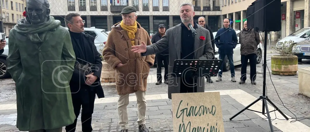 \"La storia non si sfratta\", flash mob contro lo spostamento della statua di Mancini