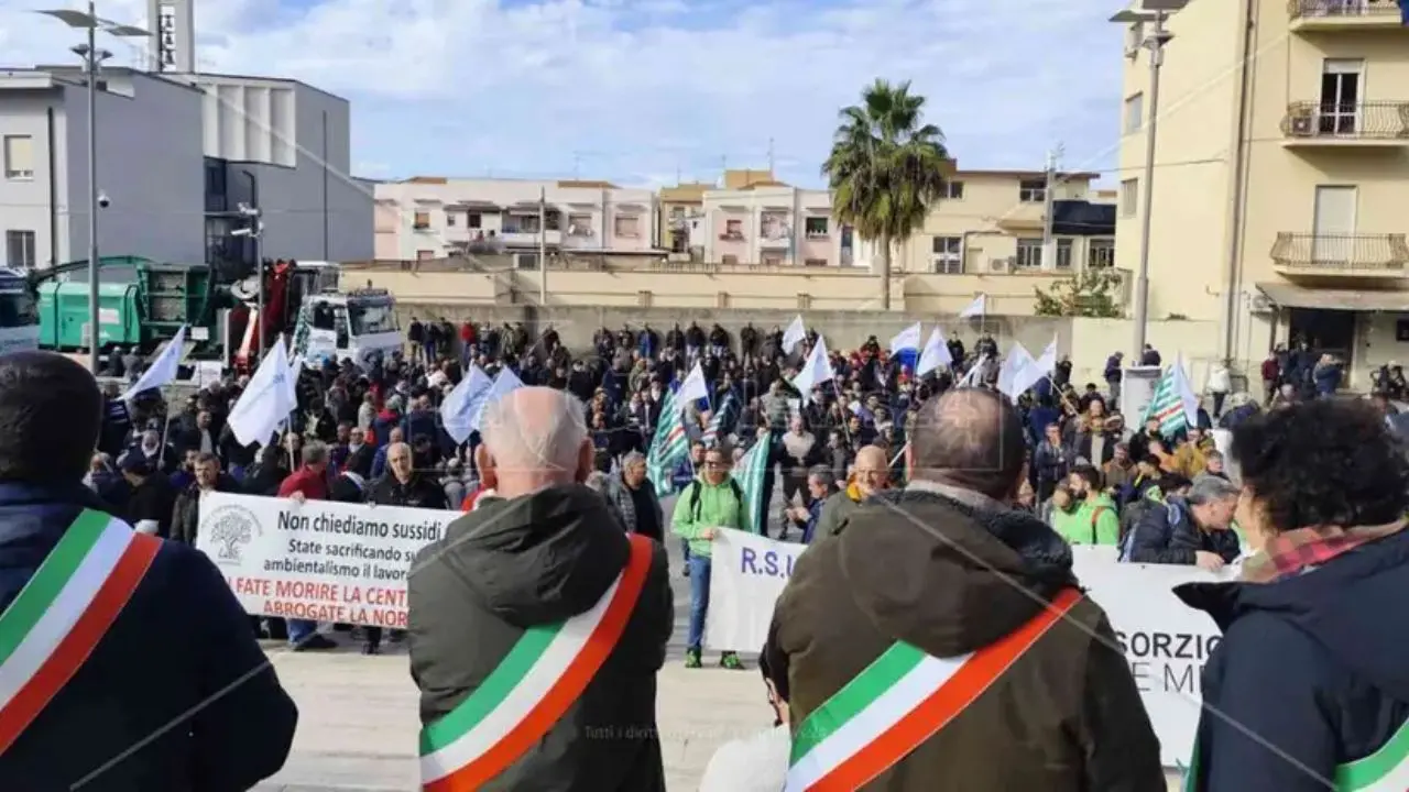 Centrale del Mercure, sit in a Palazzo Campanella contro l’emendamento Laghi: «Difendiamo il lavoro»