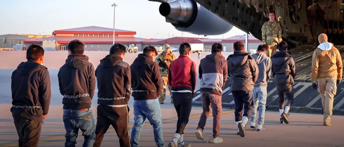 Casa Bianca, foto shock di migranti deportati in catene su un aereo