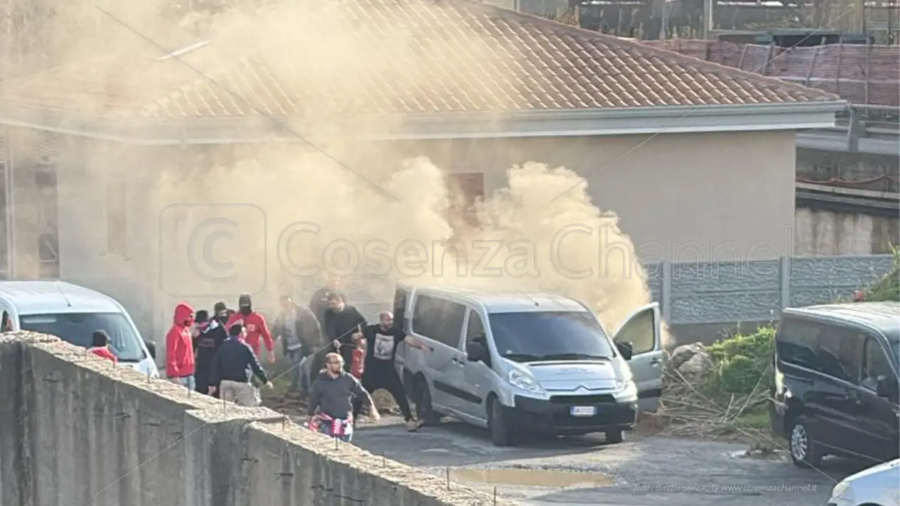 Tensione dopo Paolana-Rossanese: incendiato il furgone dei tifosi ospiti