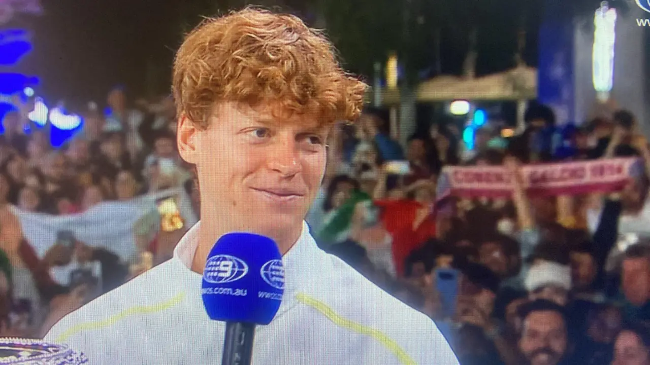 Sinner, durante la vittoria degli Australian Open sbuca una sciarpa del Cosenza