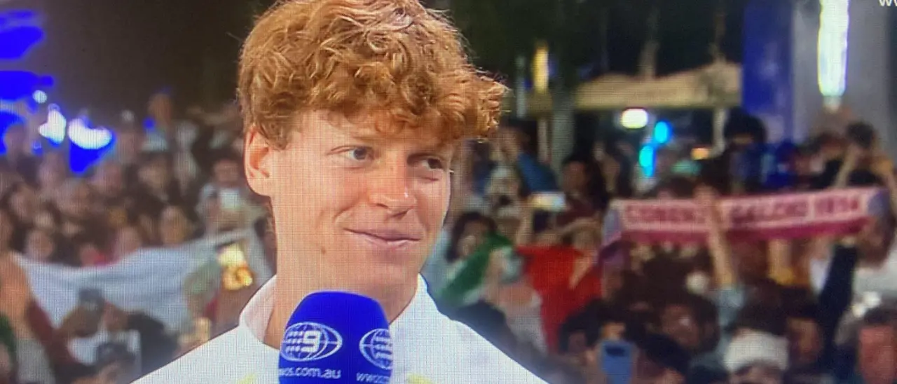 Sinner, durante la vittoria degli Australian Open sbuca una sciarpa del Cosenza