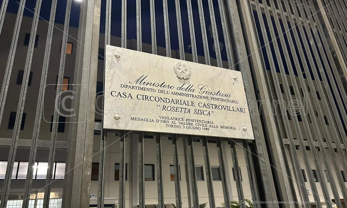 Carcere di Castrovillari, un'infermiera tenta di introdurre un telefonino all’interno