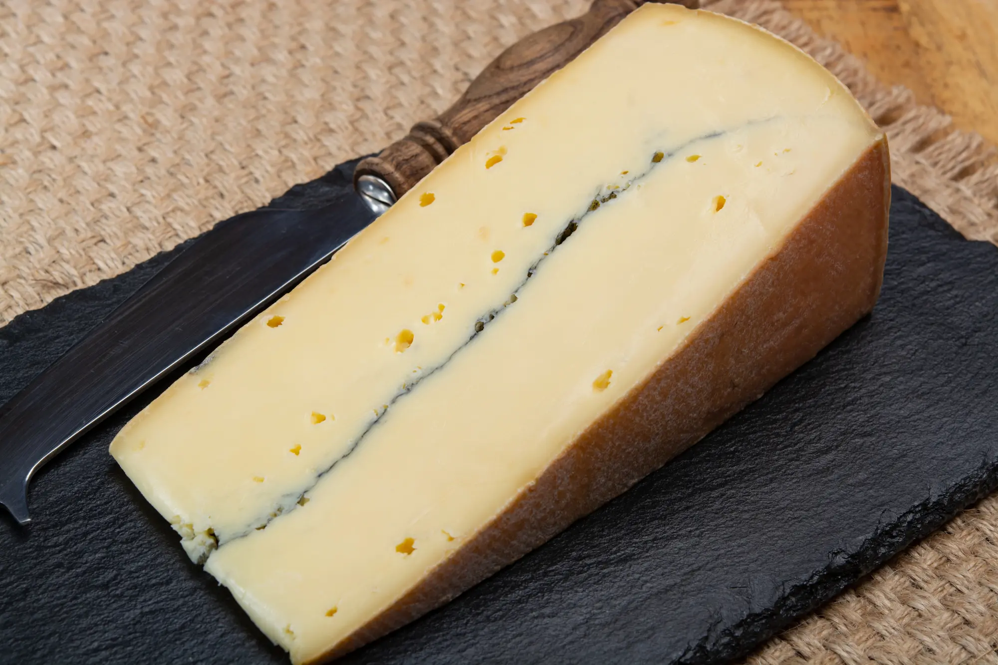 Richiamo precauzionale per il formaggio Morbier DOP: rischio Escherichia coli