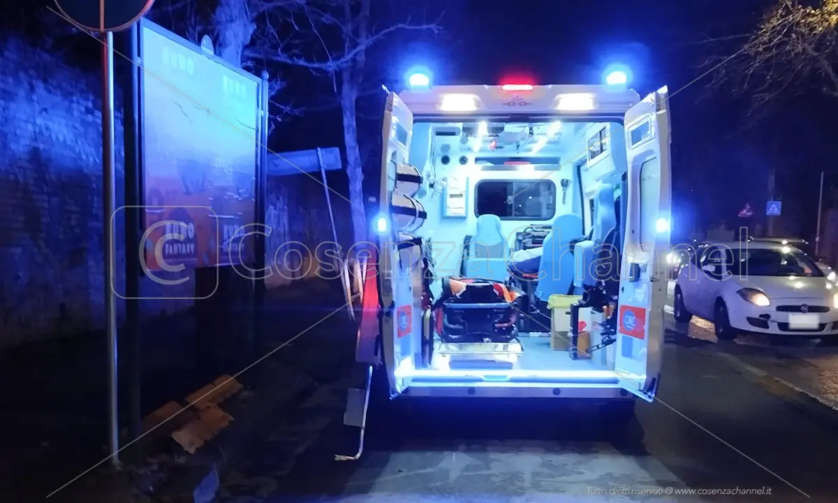 Cosenza, «Intensificati controlli su deiezioni canine». Ma in via Negroni una donna ci scivola sopra e si rompe il femore