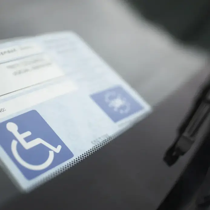 Il Comune non salda 450 euro per pagare una tipografia, niente permessi di sosta a 120 invalidi