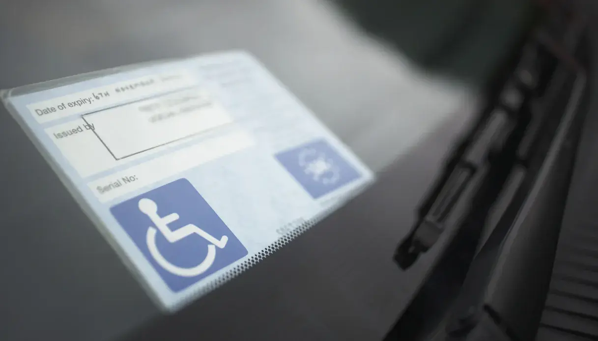 Il Comune non salda 450 euro per pagare una tipografia, niente permessi di sosta a 120 invalidi