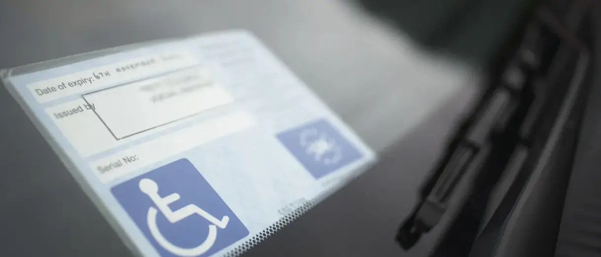 Il Comune non salda 450 euro per pagare una tipografia, niente permessi di sosta a 120 invalidi