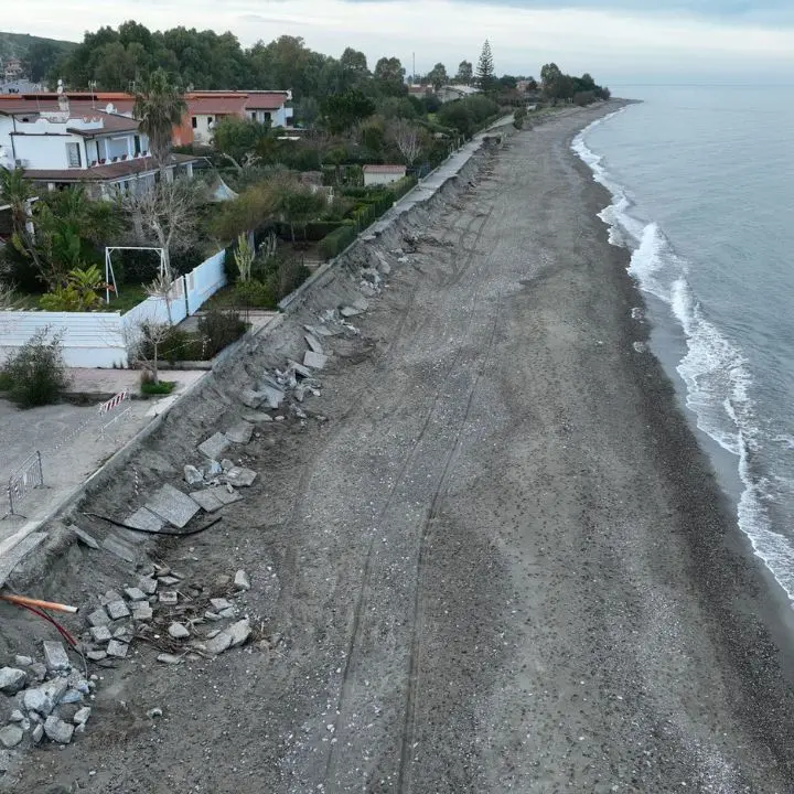 Erosione a Calopezzati, FdI e Noi Moderati attaccano il Comune sul lungomare\n