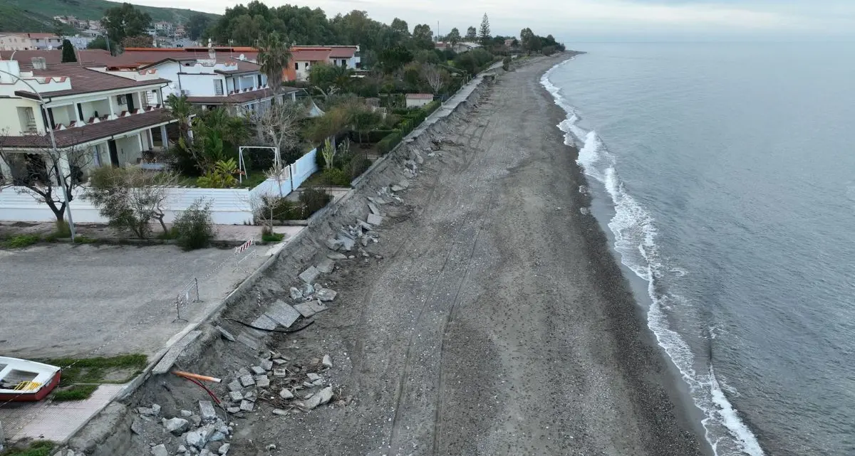 Erosione a Calopezzati, FdI e Noi Moderati attaccano il Comune sul lungomare\n