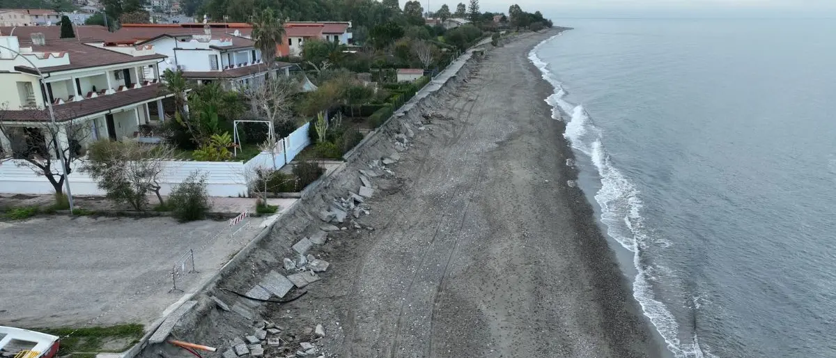 Erosione a Calopezzati, FdI e Noi Moderati attaccano il Comune sul lungomare\n