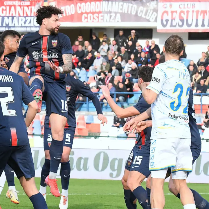Cosenza-Carrarese 1-0, i Lupi tornano a vincere! Decide un colpo di testa di Hristov
