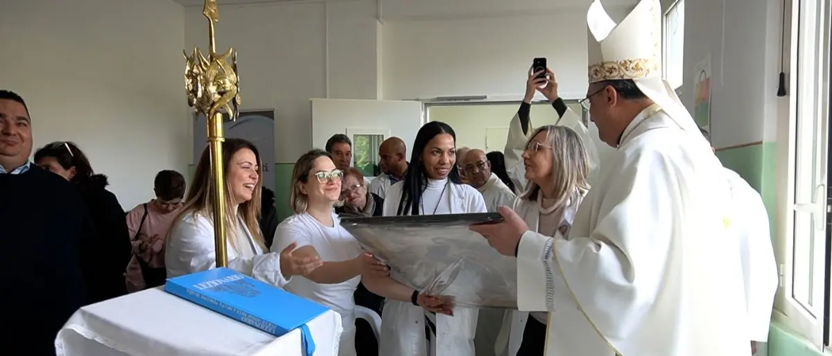 Ospedale di Praia a Mare, i quadri del Papa che sanno di speranza