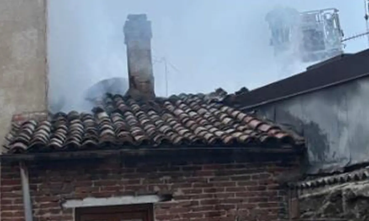 San Giovanni in Fiore, finanzieri salvano due giovani da un incendio
