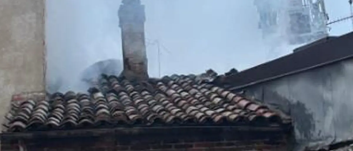 San Giovanni in Fiore, finanzieri salvano due giovani da un incendio