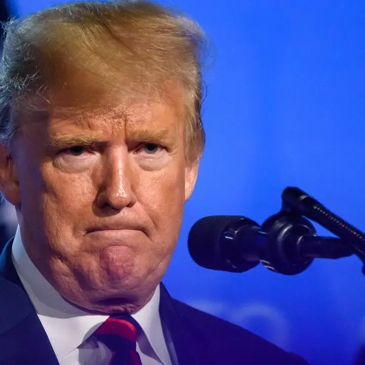 Guerra commerciale, Trump: «Da agosto dazi al 35% per il Canada, oggi la lettera all’Unione Europea»\n