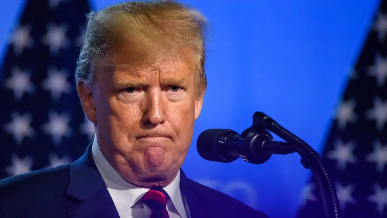 Guerra commerciale, Trump: «Da agosto dazi al 35% per il Canada, oggi la lettera all’Unione Europea»\n