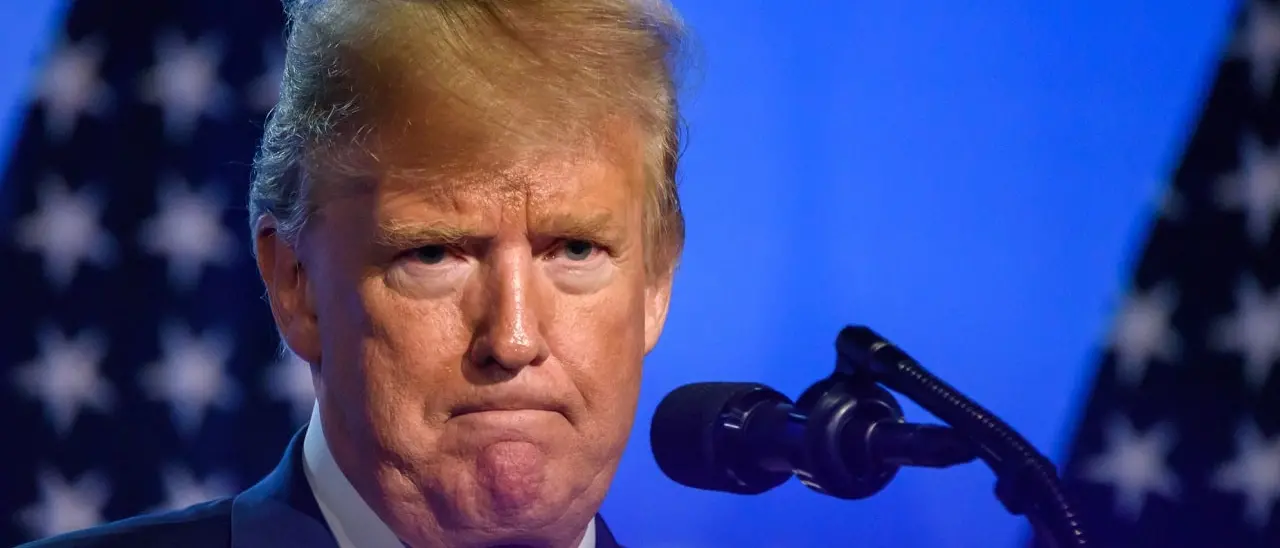 Guerra commerciale, Trump: «Da agosto dazi al 35% per il Canada, oggi la lettera all’Unione Europea»\n