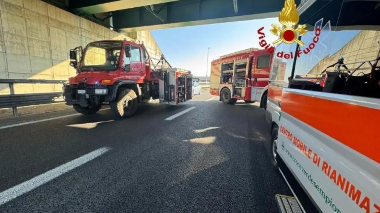 Incidente su A4, bus con scolaresca tampona tir: grave autista, feriti due bambini