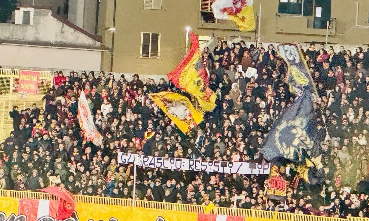 Cosenza travolto dal Catanzaro. La curva \"Massimo Capraro\": «Guarascio resisti!»
