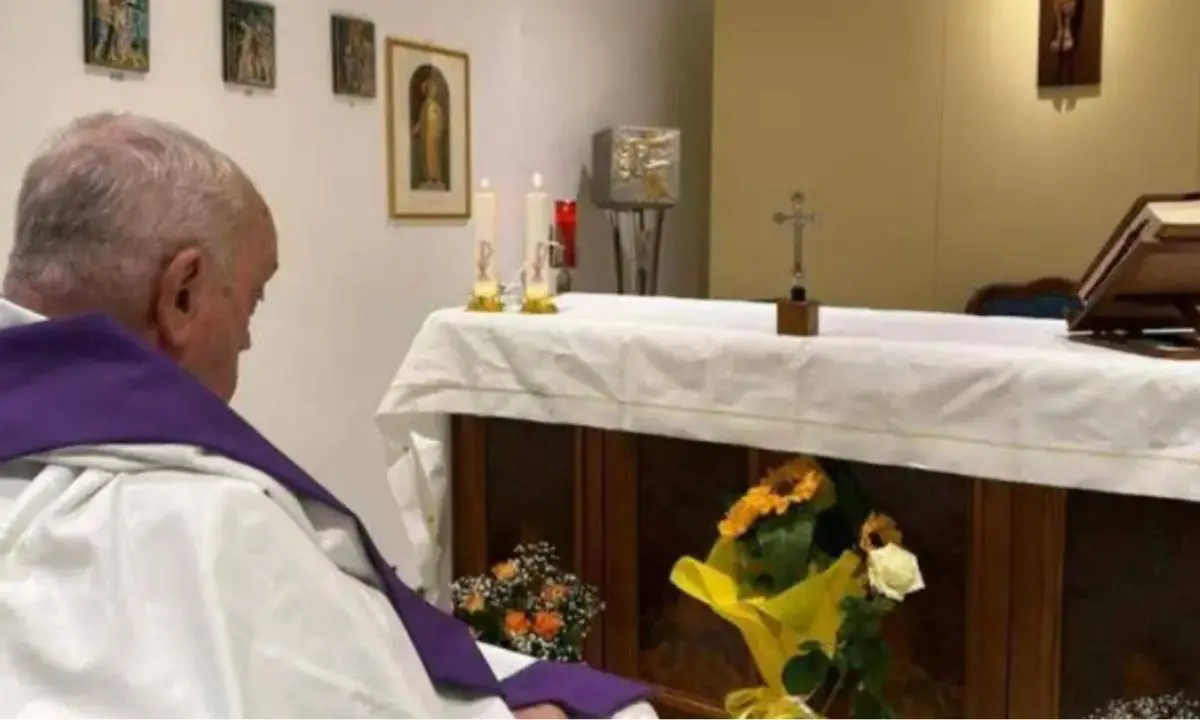 Papa Francesco dopo il ricovero: la prima foto mentre concelebra la messa