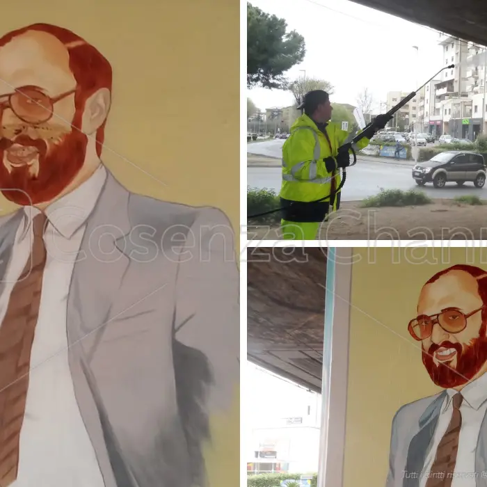 Vandali imbrattano il murales di Sergio Cosmai: il sindaco Franz Caruso: «Atto barbaro»